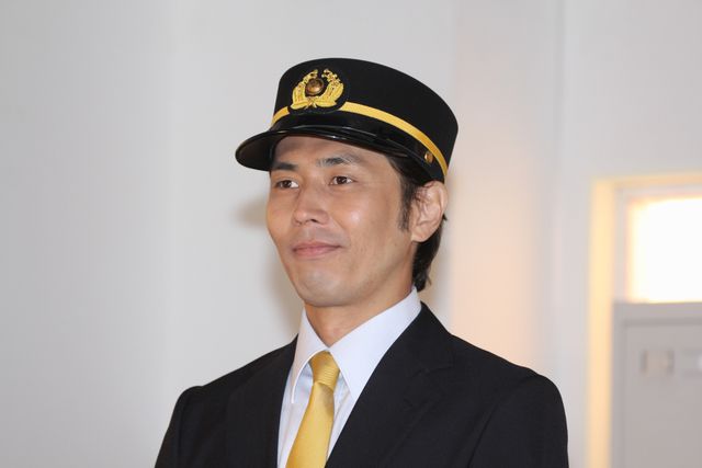 藤原紀香、タイトスカートのバスガイド衣装！フォトギャラリー（2枚目）