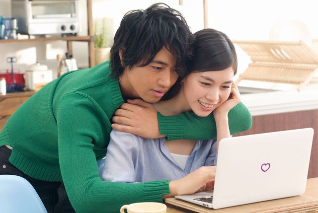 斎藤工のバックハグ…「グラムール セールス」新CMフォトギャラリー：フォトギャラリー