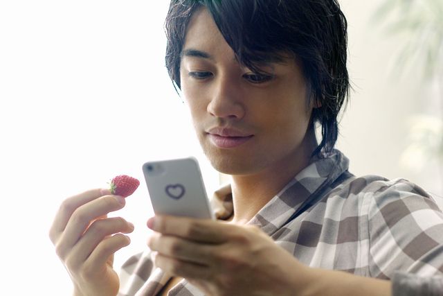 斎藤工のバックハグ…「グラムール セールス」新CMフォトギャラリー（3枚目）