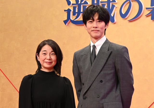 松坂桃李と脚本を担当する安達奈緒子。
