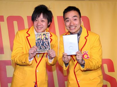 キングオブコント2013優勝のかもめんたる　槙尾ユースケ（左）・岩崎う大