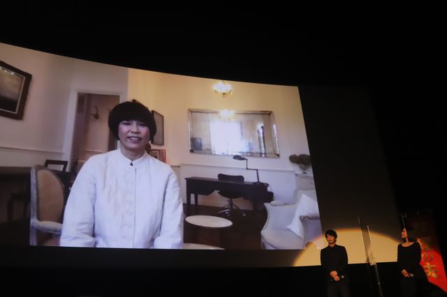 田中圭＆中谷美紀が原作者・原田マハとトーク！『総理の夫』東京・パリ2都市生中継舞台あいさつ（4枚目）