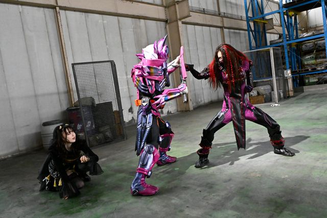 消えたニジゴン、行き先は…「仮面ライダーガッチャード」第41話場面カット（3枚目）