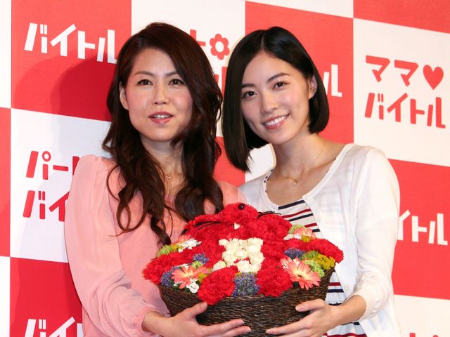 CM発表会に出席した松井ユミ子さんと松井珠理奈