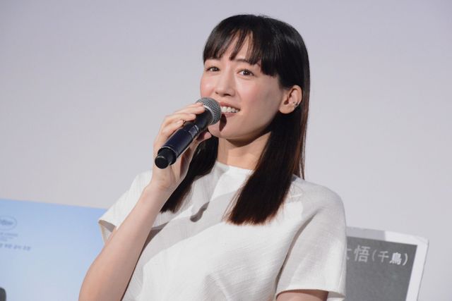 綾瀬はるか、純白衣装で登壇『箱の中の羊』舞台挨拶：フォトギャラリー