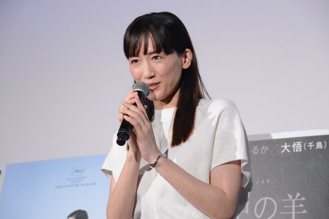 綾瀬はるか、純白衣装で登壇『箱の中の羊』舞台挨拶（2枚目）