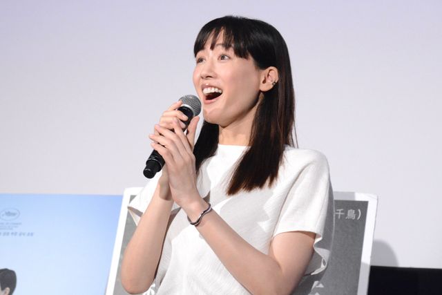 綾瀬はるか、純白衣装で登壇『箱の中の羊』舞台挨拶（4枚目）