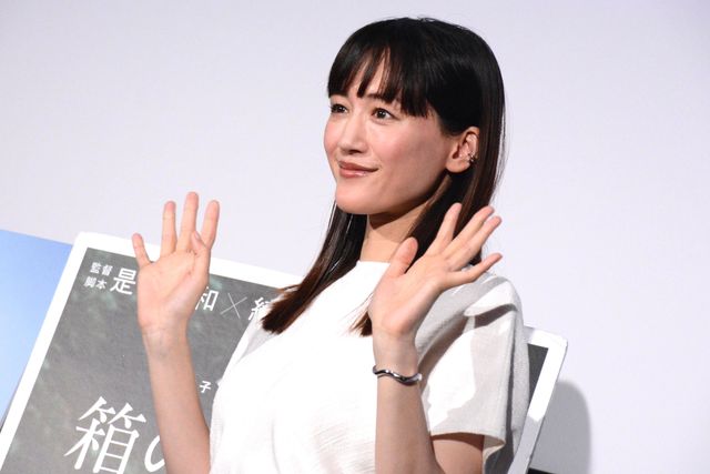 綾瀬はるか、純白衣装で登壇『箱の中の羊』舞台挨拶（12枚目）