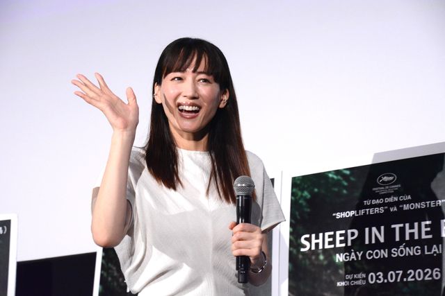 綾瀬はるか、純白衣装で登壇『箱の中の羊』舞台挨拶（13枚目）
