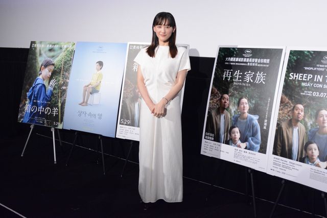 綾瀬はるか、純白衣装で登壇『箱の中の羊』舞台挨拶（14枚目）