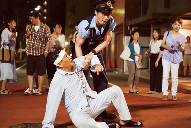 【7枚】田中圭の腕まくり警官姿がいっぱい！（2枚目）