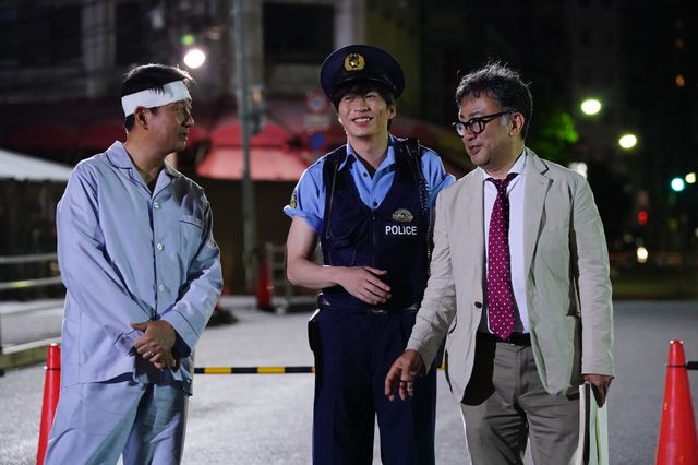 【7枚】田中圭の腕まくり警官姿がいっぱい！（3枚目）