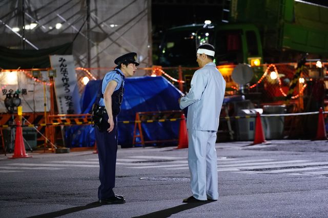 【7枚】田中圭の腕まくり警官姿がいっぱい！（5枚目）