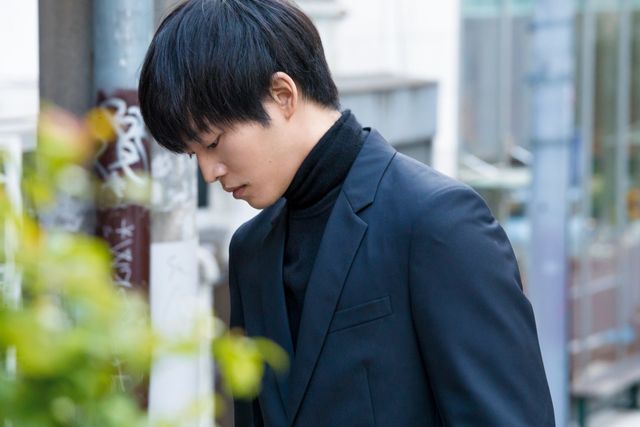 デートの待ち合わせ風な【松坂桃李インタビューカット集】（2枚目）