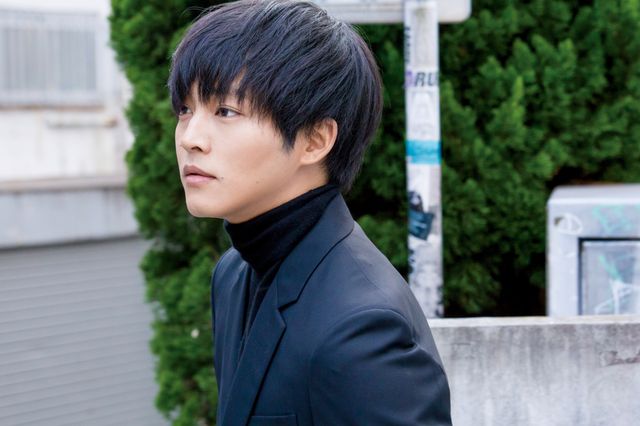 デートの待ち合わせ風な【松坂桃李インタビューカット集】（3枚目）