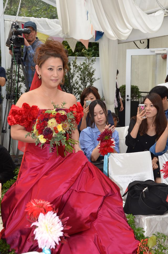 友近の真っ赤なウエディングドレス姿！フォトギャラリー（2枚目）