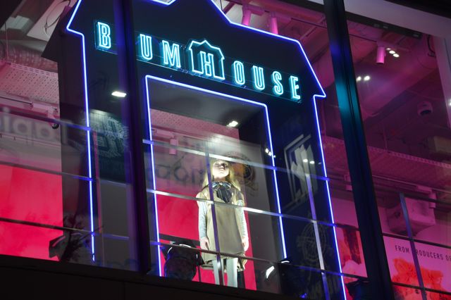 怖すぎ…新宿駅東口方面を見つめるミーガン人形「リアル・ブラムハウス」館内の様子：フォトギャラリー