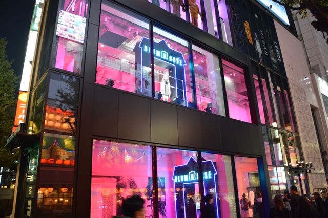 怖すぎ…新宿駅東口方面を見つめるミーガン人形「リアル・ブラムハウス」館内の様子（2枚目）