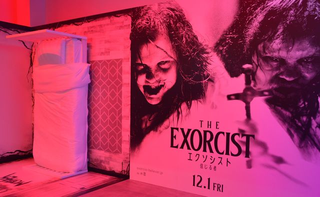 怖すぎ…新宿駅東口方面を見つめるミーガン人形「リアル・ブラムハウス」館内の様子（3枚目）