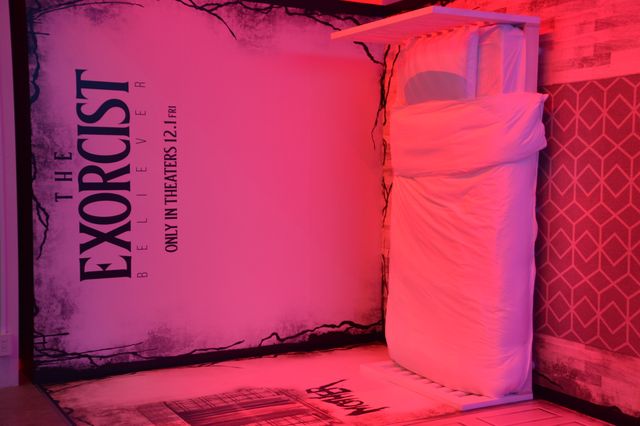 怖すぎ…新宿駅東口方面を見つめるミーガン人形「リアル・ブラムハウス」館内の様子（4枚目）