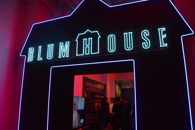 怖すぎ…新宿駅東口方面を見つめるミーガン人形「リアル・ブラムハウス」館内の様子（5枚目）