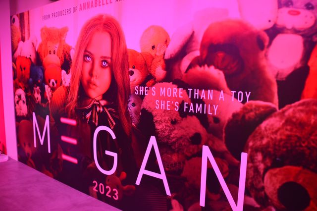 怖すぎ…新宿駅東口方面を見つめるミーガン人形「リアル・ブラムハウス」館内の様子（6枚目）