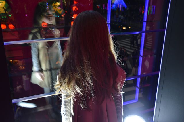 怖すぎ…新宿駅東口方面を見つめるミーガン人形「リアル・ブラムハウス」館内の様子（10枚目）