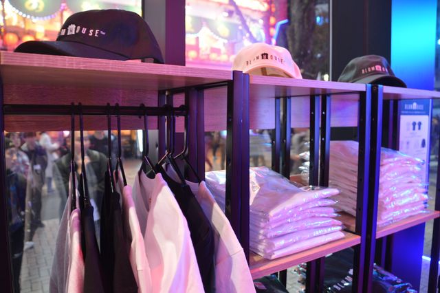 怖すぎ…新宿駅東口方面を見つめるミーガン人形「リアル・ブラムハウス」館内の様子（11枚目）