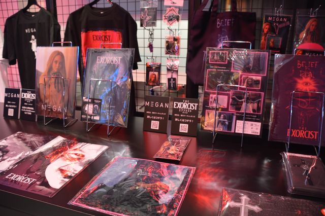 怖すぎ…新宿駅東口方面を見つめるミーガン人形「リアル・ブラムハウス」館内の様子（13枚目）