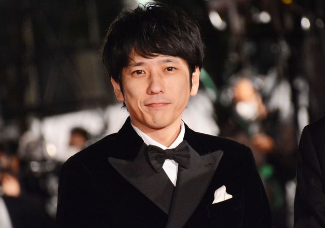 二宮和也、タキシード姿がかっこよすぎ！東京国際映画祭レッドカーペット登場（4枚目）