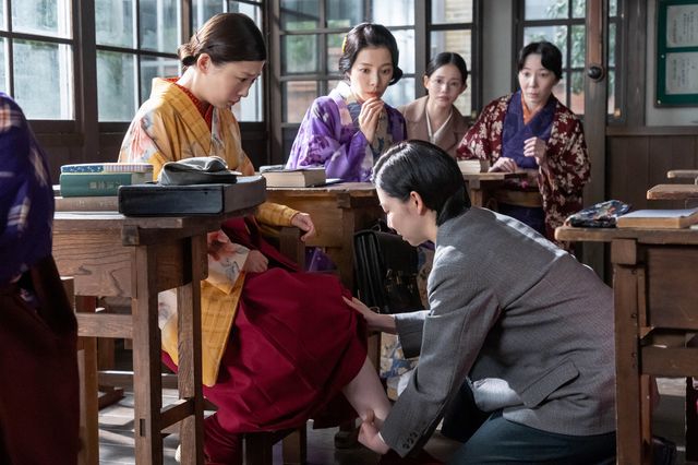 よね（土居志央梨）は寅子（伊藤沙莉）の足を…「虎に翼」第15回の場面写真：フォトギャラリー