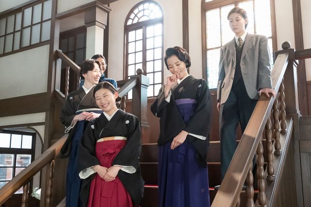 よね（土居志央梨）は寅子（伊藤沙莉）の足を…「虎に翼」第15回の場面写真（3枚目）