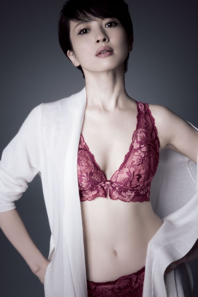 三浦理恵子、“オトナ可愛い”ランジェリー姿を大胆披露！フォトギャラリー（3枚目）