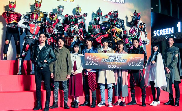 平成仮面ライダーずらり！『平成仮面ライダー20作記念 仮面ライダー平成ジェネレーションズ FOREVER 』プレミアイベント：フォトギャラリー｜シネマトゥデイ