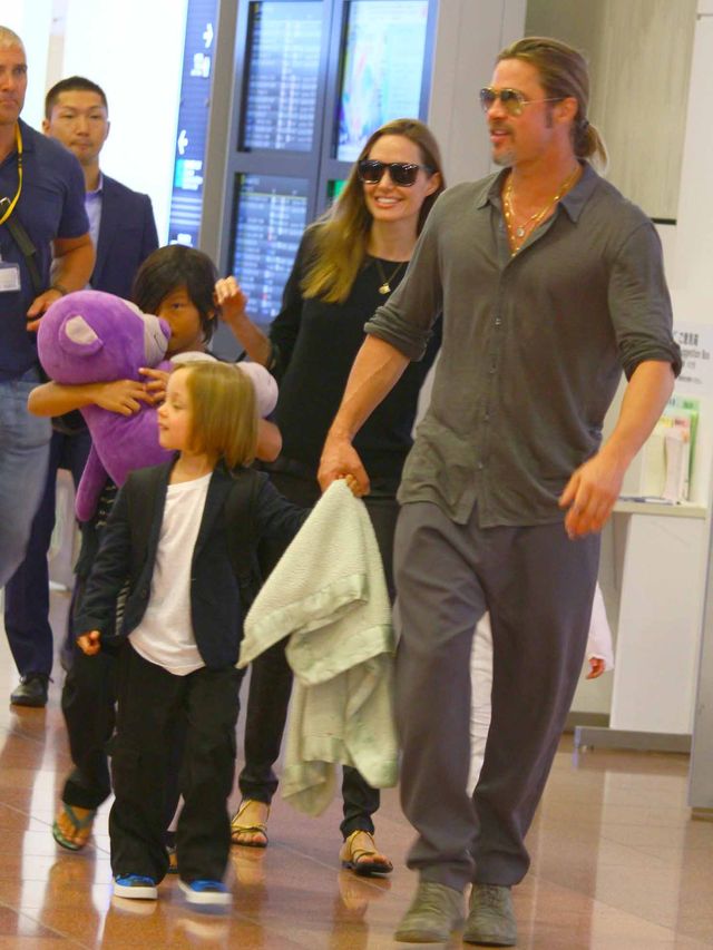 ブラピとアンジー、子どもたちと羽田空港に到着!! アンジーは小さな子にキスのプレゼント!! 画像ギャラリー