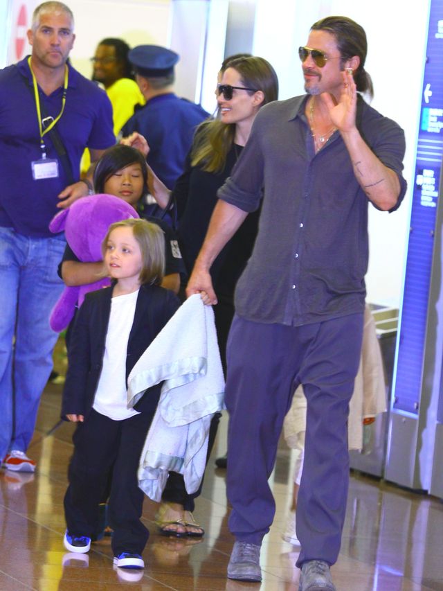 ブラピとアンジー、子どもたちと羽田空港に到着!!　アンジーは小さな子にキスのプレゼント!!　画像ギャラリー（4枚目）