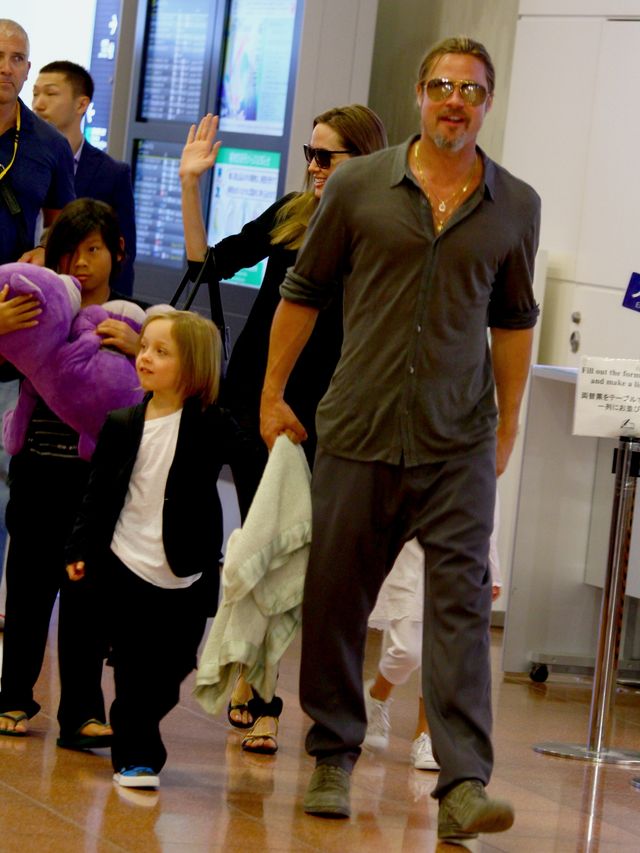 ブラピとアンジー、子どもたちと羽田空港に到着!!　アンジーは小さな子にキスのプレゼント!!　画像ギャラリー（6枚目）