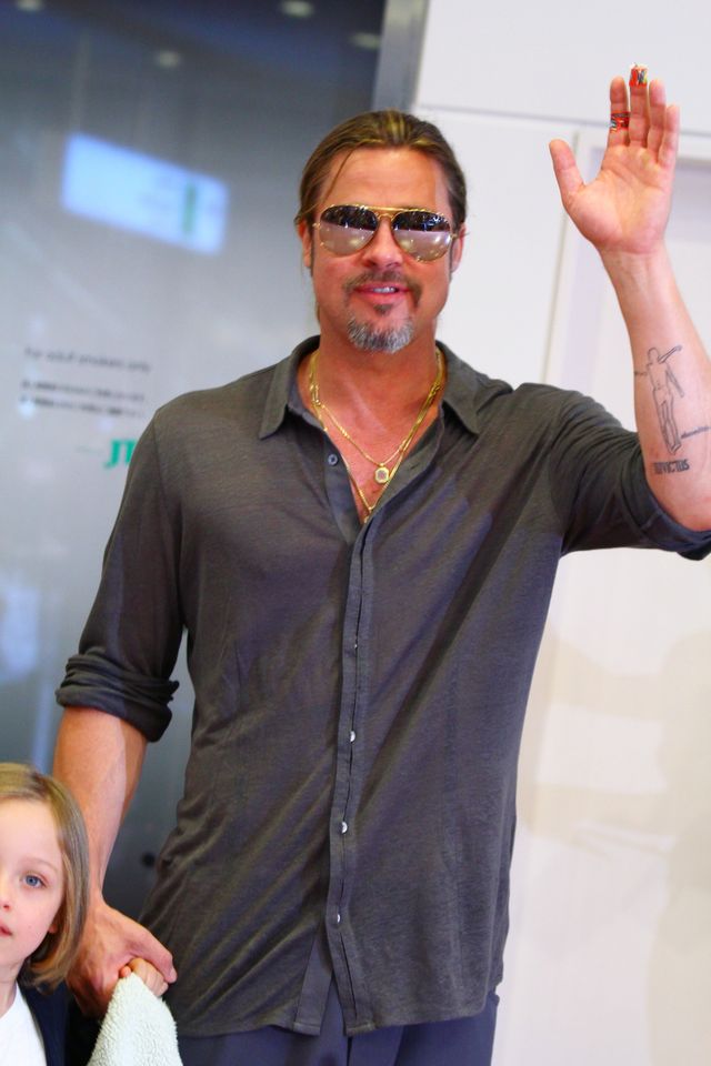 ブラピとアンジー、子どもたちと羽田空港に到着!!　アンジーは小さな子にキスのプレゼント!!　画像ギャラリー（9枚目）