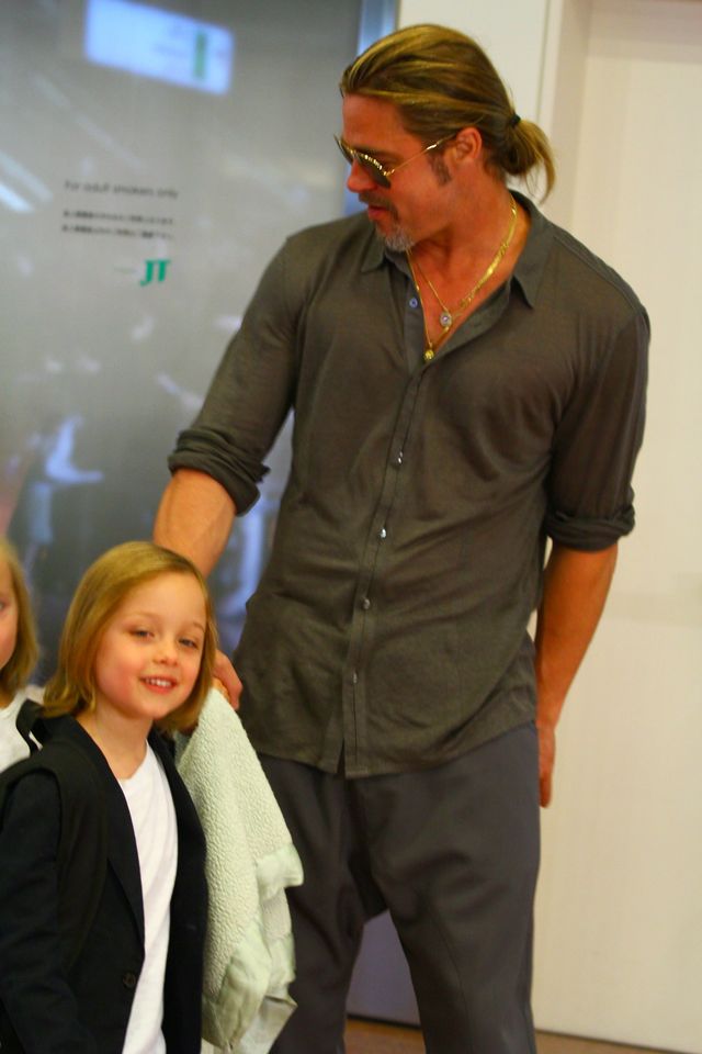 ブラピとアンジー、子どもたちと羽田空港に到着!!　アンジーは小さな子にキスのプレゼント!!　画像ギャラリー（12枚目）