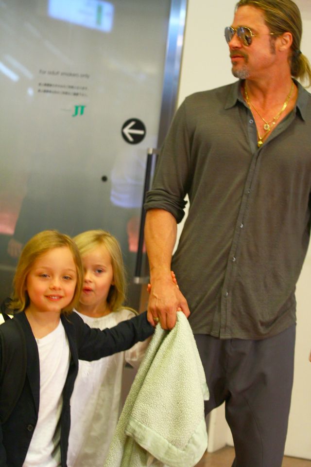 ブラピとアンジー、子どもたちと羽田空港に到着!!　アンジーは小さな子にキスのプレゼント!!　画像ギャラリー（13枚目）