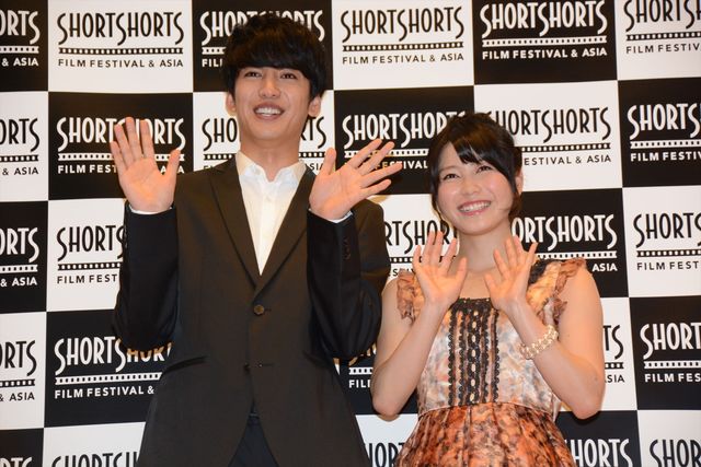 AKB48横山由依＆大野拓朗、ラブラブ!? 舞台あいさつフォトギャラリー（3枚目）