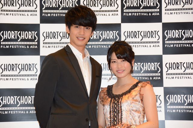 AKB48横山由依＆大野拓朗、ラブラブ!? 舞台あいさつフォトギャラリー（4枚目）