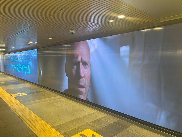 超巨大ザメ、サンシャイン池崎を丸呑み！『MEG ザ・モンスターズ2』サイネージ広告（2枚目）