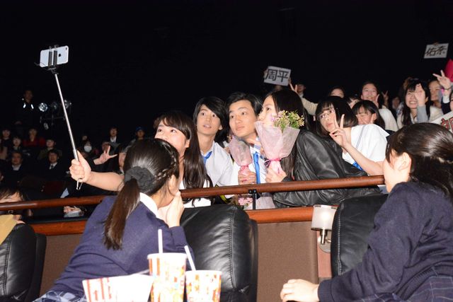 野村周平＆平祐奈らが、観客と自撮り！『サクラダリセット　前篇』完成披露試写会フォトギャラリー：フォトギャラリー