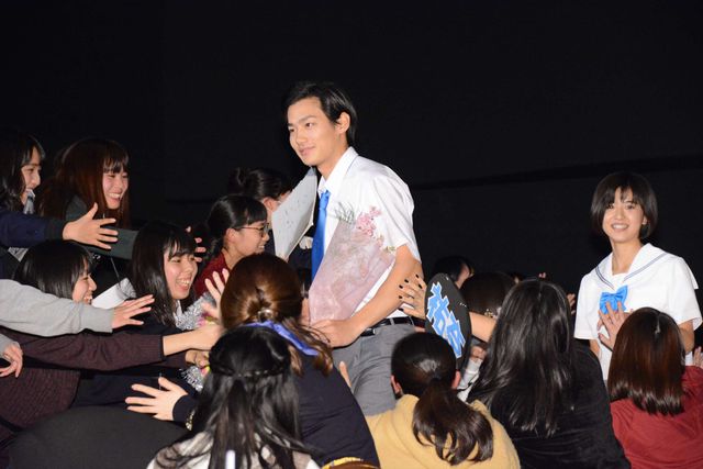 野村周平＆平祐奈らが、観客と自撮り！『サクラダリセット　前篇』完成披露試写会フォトギャラリー（4枚目）