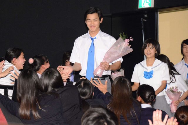 野村周平＆平祐奈らが、観客と自撮り！『サクラダリセット　前篇』完成披露試写会フォトギャラリー（5枚目）