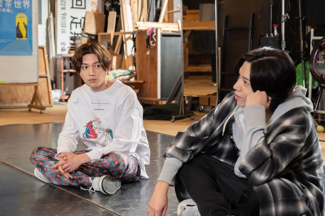 至近距離の平良と清居「美しい彼」シーズン2 第2話場面カット（5枚目）