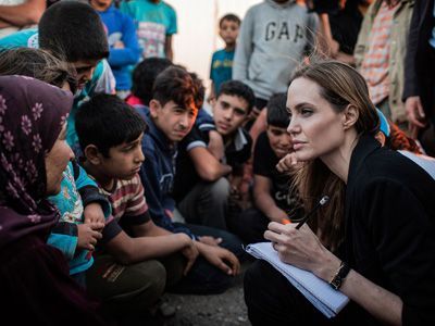 シリア難民を慰問するアンジェリーナ・ジョリー