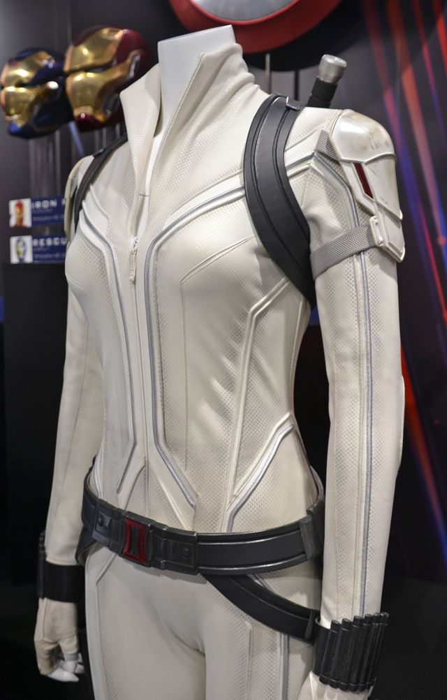 これがナターシャのホワイトスーツ！「マーベル・オールスターズ」展示品：フォトギャラリー