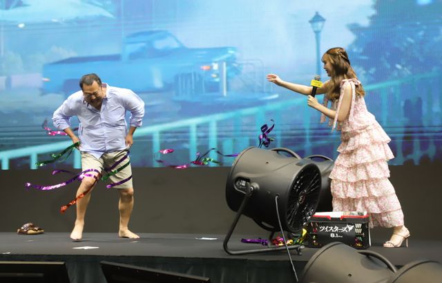 爆風で衣装が！とにかく明るい安村がパンイチになるまで：フォトギャラリー